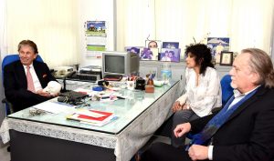 Dr. Salyer keenly seeing the advanced 3D printing technology and sterolithographic skull model used by Dr. Balaji to plan a complex craniofacial reconstruction surgery recently