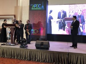 The Pakistan Dental Association President, Dr Mahmood Shah enumerating Prof SM Balaji’s services towards the rehabilitation of Pakistani children with complex craniofacial deformities