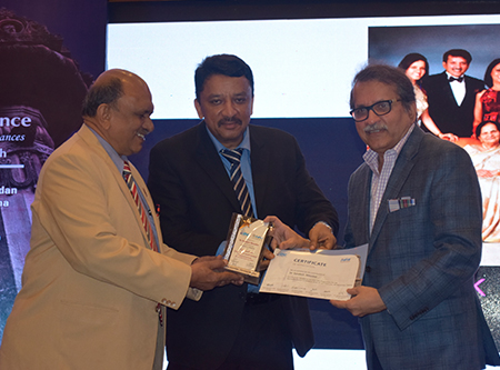 Dr. Balaji and Dr. Meshram presenting Dr. Sandesh Mayekar with a Certificate of Appreciation at the end of Dr. Mayekar’s keynote speech “Functional Smile Designing” at the conference