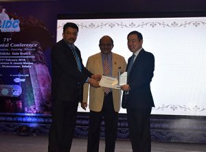 Dr. Cho being presented with a Certificate of Appreciation at the end of his keynote speech