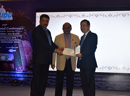 Dr. Cho being presented with a Certificate of Appreciation at the end of his keynote speech