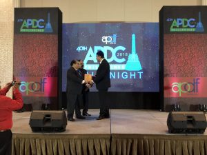 – Dr Mahmood Shah and Dr Nasir Ali Khan presenting the Humanitarian Award to Prof SM Balaji.