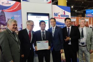 Dr SM Balaji hands a Certificate of Excellence to a winner. Also seen are Dr. Jurgen Fedderwitz, Chair, Education Committee, FDI, Dr. Guillermo Rivero, Congress President, Dr William Cheung, Member, Education Committee and Dr Brian Murdoch, Member, Scientific Committee