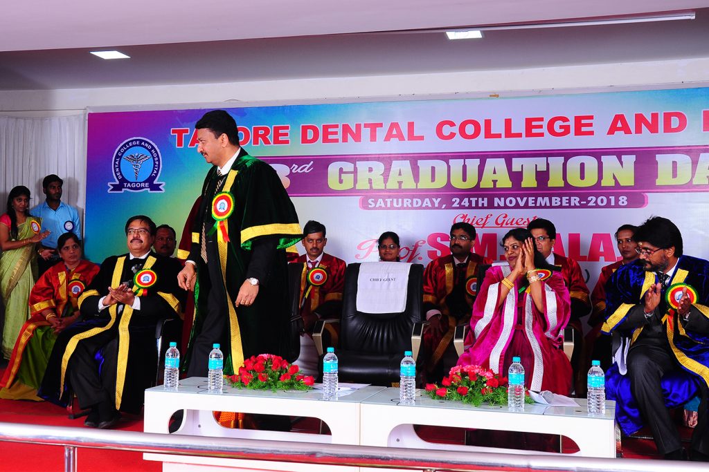 Prof SM Balaji addresses the students motivating them towards attaining higher ideals