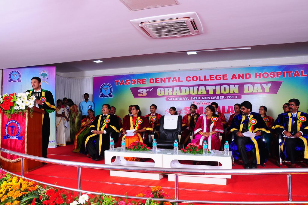 Prof SM Balaji addresses the students motivating them towards attaining higher ideals