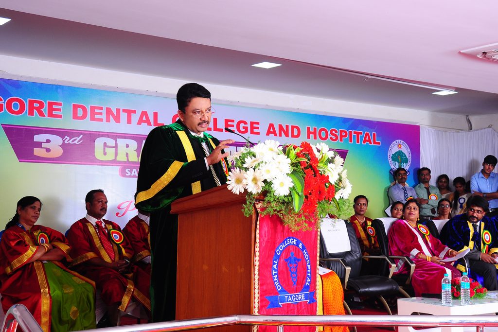 Prof SM Balaji addresses the students motivating them towards attaining higher ideals