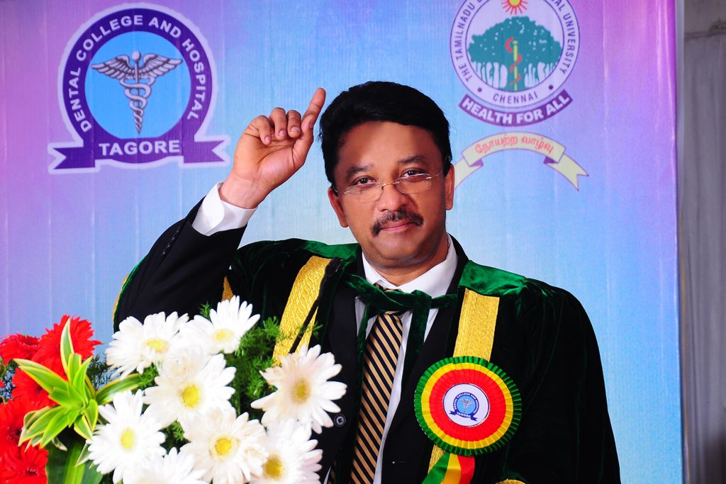 Prof SM Balaji addresses the students motivating them towards attaining higher ideals