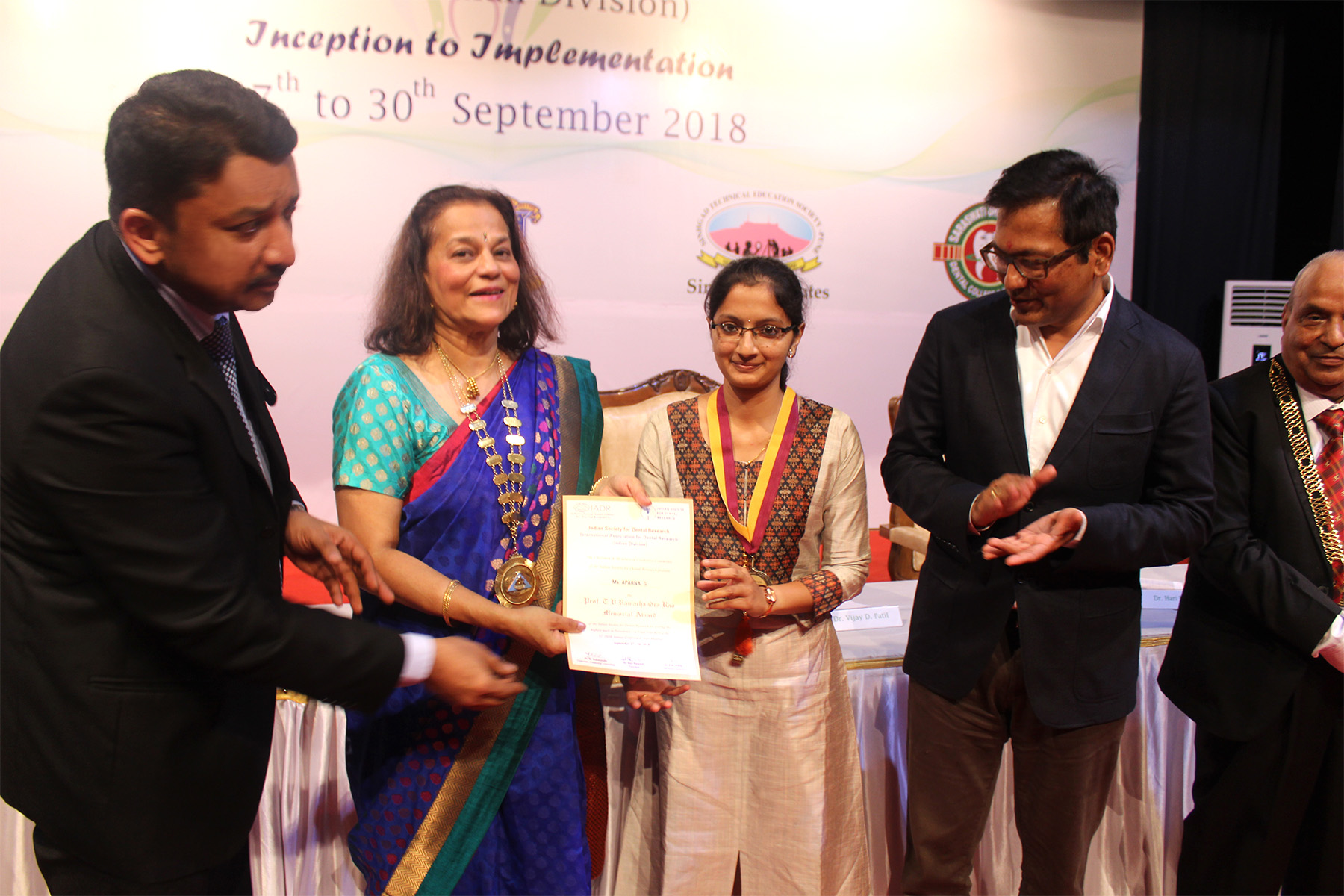 Prof Rene D’Souza and Prof SM Balaji presenting certificates to meritorious students