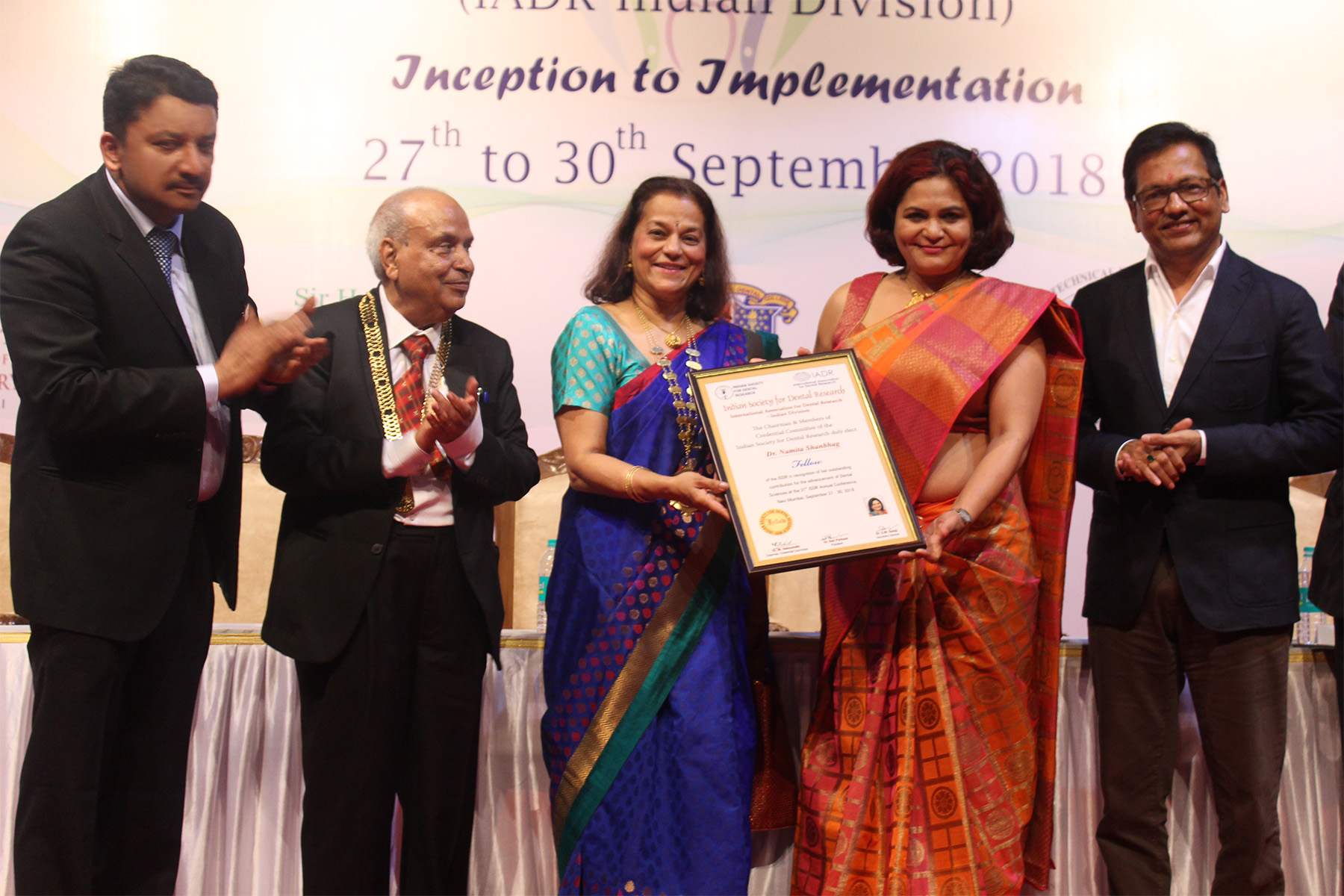 Prof Rene D’Souza handing over the ISDR Fellowship Award to Dr Namita Shanbhag. Also seen are Dr Vijay Patil, Dr SM Balaji and Dr Hari Parkash