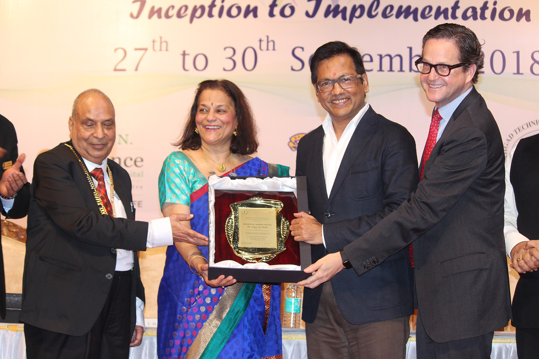 Prof Rena D’Souza, President, IADR presenting Award of Appreciation to Dr Vijay Patil, Chief Guest and Chancellor of Dr DY Patil University
