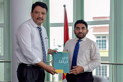 Dr SM Balaji presents Dhivehi book to Hon'ble Abdulla Ameen