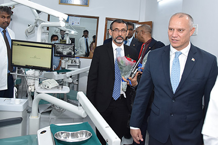 Health Minister of Seychelles tours dental clinic