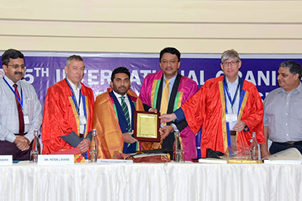Dr SM Balaji presents minister with memento